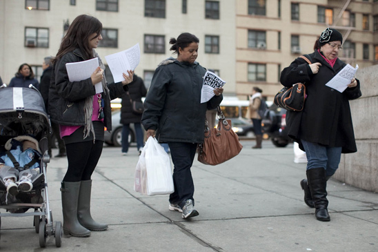 UFT members handed out leaflets on the corner of 161 Street & Grand Concourse in the Bronx in a day of action on Jan. 14 to put pressure on Mayor Bloomberg to negotiate an evaluation system that helps teachers help kids. UFT members handed out leaflets on the corner of 161 Street and Grand Concourse in the Bronx. (Dave Sanders)