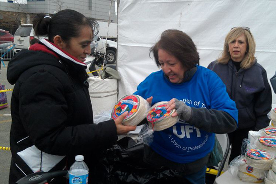 Chapter Leader Dolores Lozupone of
PS 185 in Brooklyn helps distribute donated tortillas in Coney Island. (Paul Schickler)
