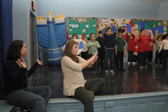 Teachers (from left) Nicole Moskowitz and Lauren Rosenthal prompt kids during “Hanukkah Ha Ha.” Teachers (from left) Nicole Moskowitz and Lauren Rosenthal prompt kids during “Hanukkah Ha Ha.” (Miller photography)