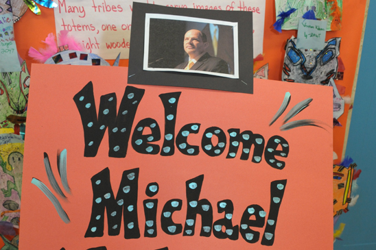 The school community welcomed the UFT president’s visit with this sign. (Miller Photography)