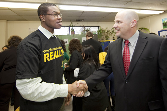 Mulgrew visits PS 53, Brooklyn - 2 Mulgrew chats with Richard Nonnon, a paraprofessional at the school. (Dave Sanders)