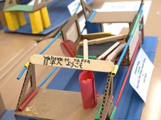 Kosei, a 3rd-grader, decorated his transporter bridge with a welcome sign in Eng