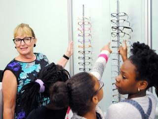 OneSight’s Janet Duke shows students all the frame styles available.