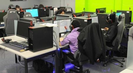 Students play E-Sports