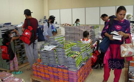 People pick out free books