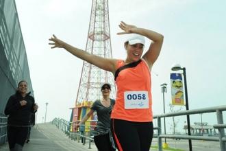 Runners ran down the boardwalk to MCU Park with Coney Island's iconic Parachute 