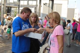 Michael Eiron hands out Bill Thompson buttons