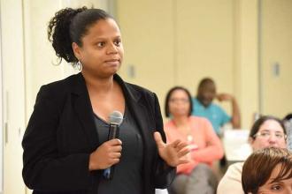 Elisa Mortas  was among the members who asked questions