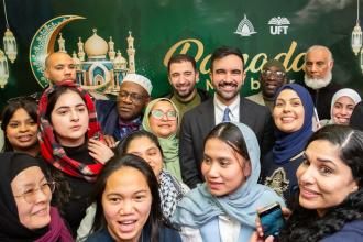 Members and guests eagerly pose for a photo with the mayor during his visit to union headquarters for the UFT's annual Iftar dinner.