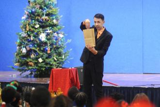 A magician dazzles kids with sleight-of-hand tricks at the UFT/Coalition for the Homeless holiday toy drive and celebration on Dec. 17, 2024