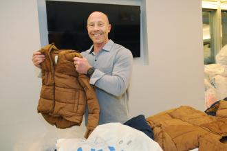 UFT Vice President for Middle Schools Richard Mantell displays a new coat donated by a UFT member at UFT Middle School Division’s annual Thanksgiving Luncheon on Nov. 23, 2024. 