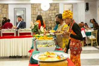 Members and their guests enjoy a bounty of dining selections at the UFT African Heritage Committee Awards Dinner.