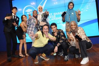 Group dynamically pose on stage