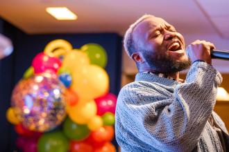 Musician Polanco Jones Jr. entertains attendees with a song at the 2025 UFT Early Childhood Conference. 