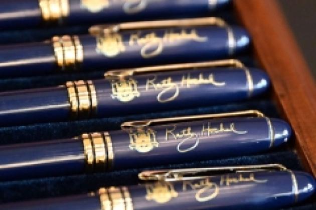 Kathy Hochul pen
