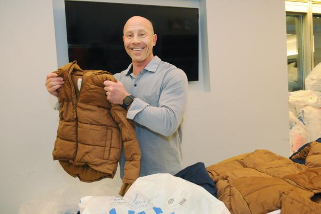 UFT Vice President for Middle Schools Richard Mantell displays a new coat donated by a UFT member at UFT Middle School Division’s annual Thanksgiving Luncheon on Nov. 23, 2024. 