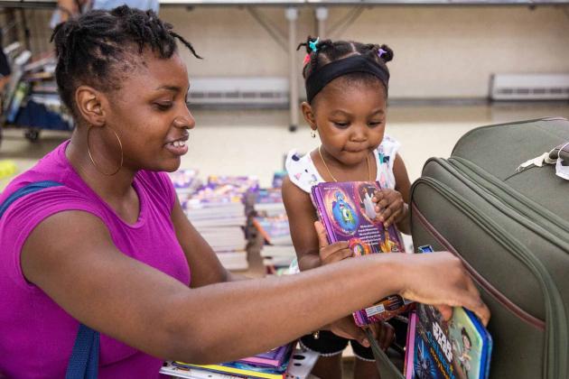 Teacher fills up her suitcase with free books