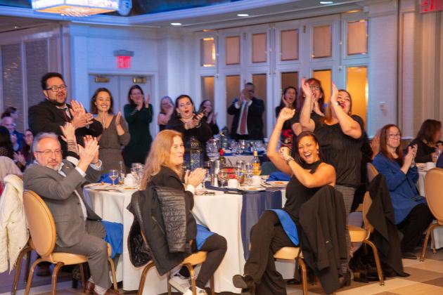 The attendees at the 2024 UFT Jewish Heritage Committee Tikkun Olam Awards Dinner applaud an award winner. 