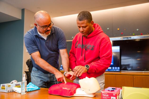 UFT facilitator Juan Santiago (left) trains a participant in CPR at the 2025 UFT Manhattan Parent Conference. 