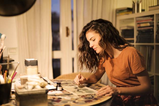 woman-painting-generic