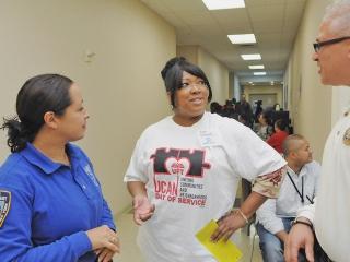 Dawn O’Donnell (center) talks with NYPD Community Affairs of cers prior to thei