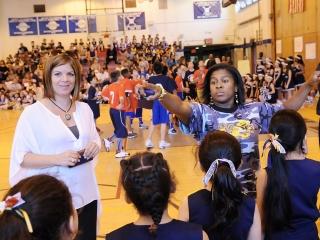 PS 154 teacher Danielle Vincent (left) and coach Brigette Bar eld prep their ch