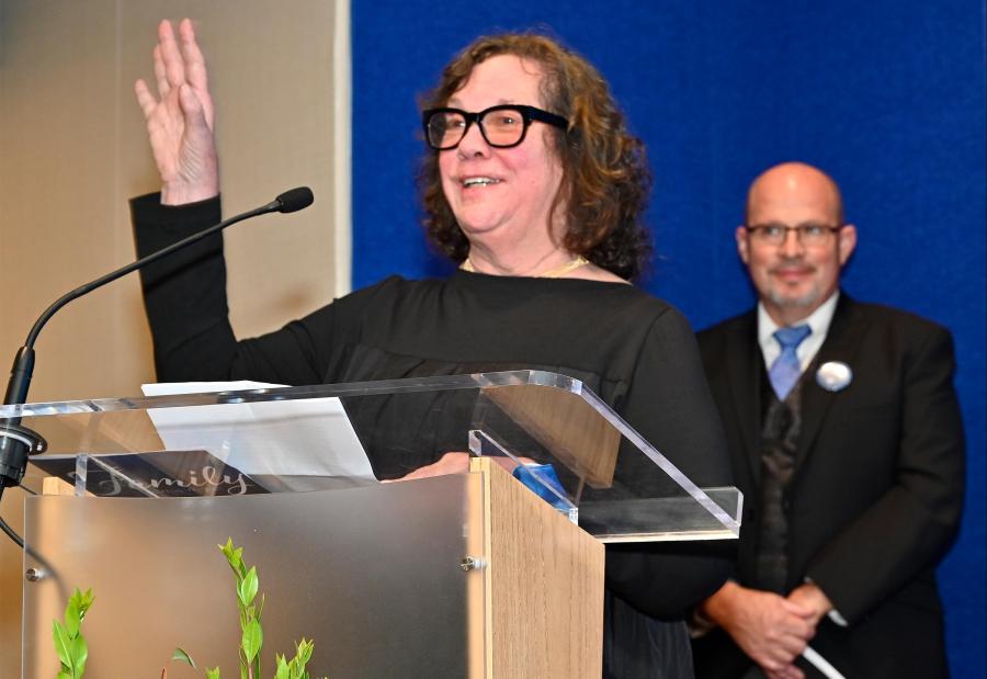 Ellie Engler accepts Cogen Award