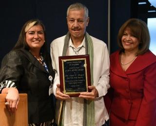 UFT Vice President for Education Evelyn DeJesus presents the first conference aw