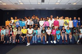 Granderson poses with the campers.