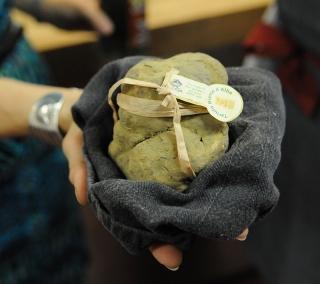 Mayor-elect Bill de Blasio gave this white truffle worth $8,000 to the students 