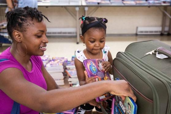 Teacher fills up her suitcase with free books