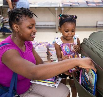 Teacher fills up her suitcase with free books